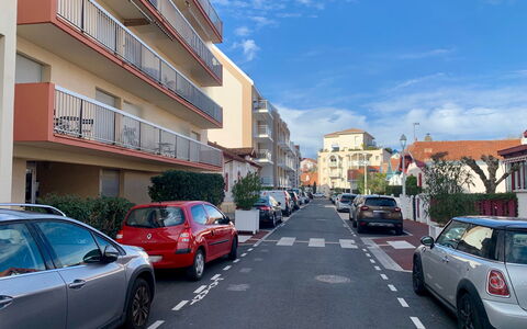 Villa Spring: Auto, Wiel, Voertuig, Gebouw, Lucht, Motorvoertuig, Infrastructuur