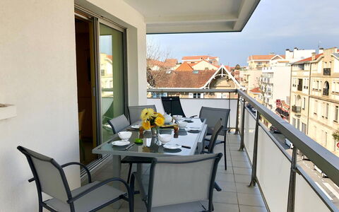 Neptune: Tafel, Meubilair, Eigendom, Countertop, Tableware, Cabinetry, Voedsel, Fabriek, Venster, Stoel