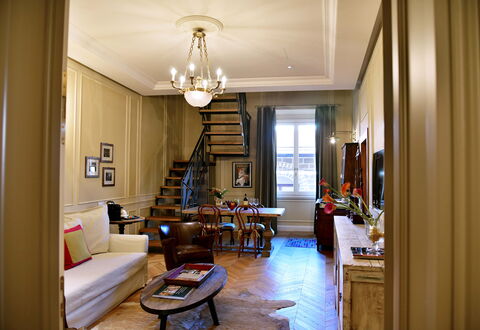 Appartamenti Troise: Tafel, Eigendom, Meubilair, Bankstel, Fotolijst, Gebouw, Interieur Ontwerp, Hout, Verlichting, Lamp