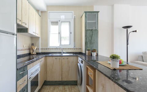 Fontibre: Kraan, Cabinetry, Countertop, Gootsteen, Wastafel, Meubilair, Fabriek, Kamerplant, Loodgieterswerkinrichting, Gebouw