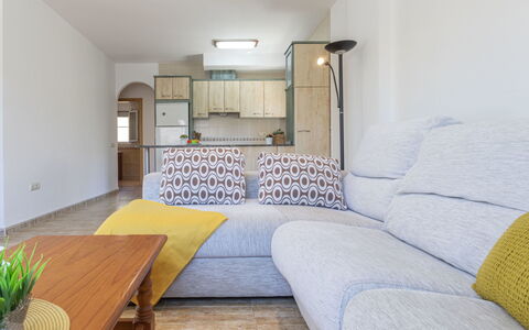 Fontibre: Meubilair, Fabriek, Comfort, Gebouw, Tafel, Bloempot, Schaduw, Interieur Ontwerp, Bankstel, Verdieping