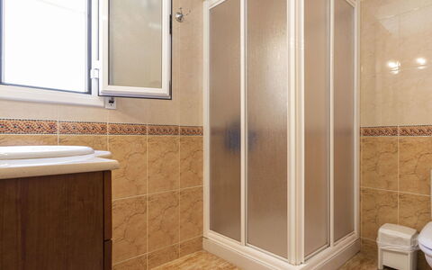 Fontibre: Spiegel, Eigendom, Badkamerkast, Venster, Badkamer, Gebouw, Wastafel, Hout, Deur Van De Douche