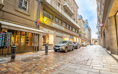 Saint Malo 197: Wiel, Auto, Voertuig, Gebouw, Venster, Infrastructuur, Weg Oppervlak, Flooring