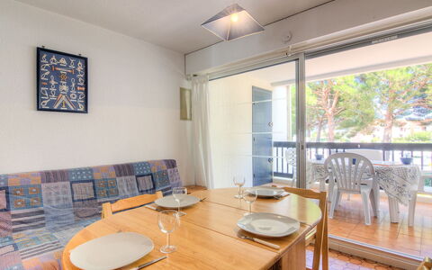Port D'Attache: Kamer, Eigendom, Gebouw, Onroerend Goed, Interieur Ontwerp, Meubilair, Huis, Tafel, Eetkamer, Verdieping