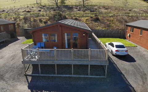 Loch Leven Lodge 11: Auto, Gebouw, Venster, Fabriek, Boom, Huis, Voertuig, Hout, Helling, Verblijf