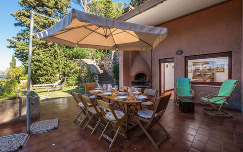 Villa Lara: Tafel, Meubilair, Eigendom, Fabriek, Lucht, Bloempot, Stoel, Gebouw, Boom, Schaduw