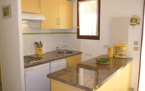 Les Lauriers Roses: Eigendom, Kamer, Keuken, Meubilair, Geel, Gebouw, Countertop, Huis, Cabinetry, Onroerend Goed