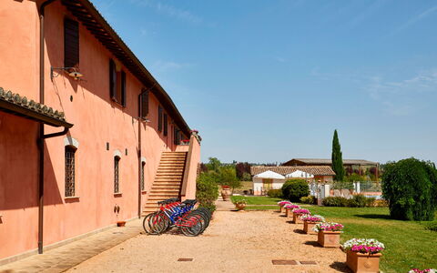 Agriturismo Il Molino Di Uncinano: Lucht, Fabriek, Wolk, Eigendom, Gebouw, Wiel, Venster, Boom, Huis