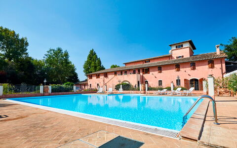 Agriturismo Il Molino Di Uncinano: Water, Lucht, Fabriek, Eigendom, Zwembad, Azure, Gebouw, Rechthoek, Boom, Architectuur