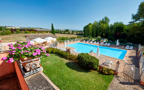 Agriturismo Il Molino Di Uncinano: Water, Fabriek, Lucht, Eigendom, Bloem, Gebouw, Zwembad, Natuur, Boom, Buitenmeubels
