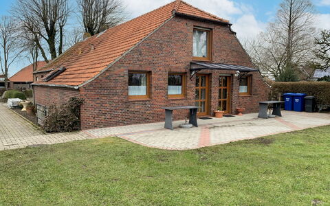 Esens 165: Lucht, Fabriek, Gebouw, Wolk, Eigendom, Venster, Boom, Huis, Land Lot, Hout