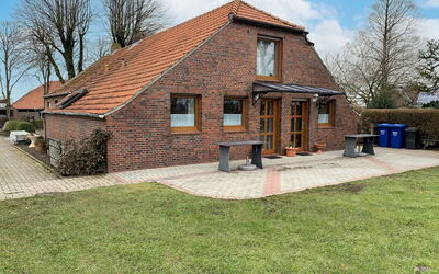 Esens 165: Lucht, Fabriek, Gebouw, Wolk, Eigendom, Venster, Boom, Huis, Land Lot, Hout