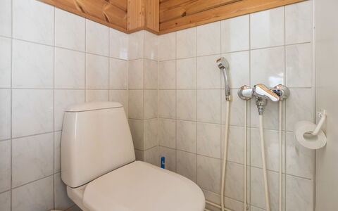 Aurinkoalppi 11A: Meubilair, Stoel, Buitenmeubels, Tafel, Hout, Buitentafel, Keuken En Eettafel, Schaduw, Tuin, Paraplu