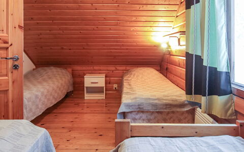 Aurinkoalppi 11A: Meubilair, Stoel, Buitenmeubels, Tafel, Hout, Buitentafel, Keuken En Eettafel, Schaduw, Tuin, Paraplu