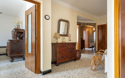 La Vigneronne: Meubilair, Eigendom, Tafel, Cabinetry, Stoel, Hout, Gebouw, Verlichting, Countertop, Interieur Ontwerp