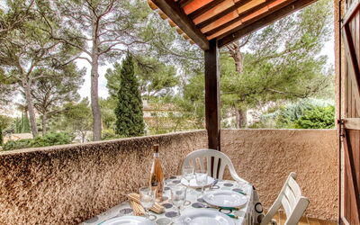 Saint Cyr sur Mer les Lecques 255: Tafel, Eigendom, Meubilair, Fabriek, Tableware, Boom, Schaduw, Stoel, Gebouw, Buitenmeubels