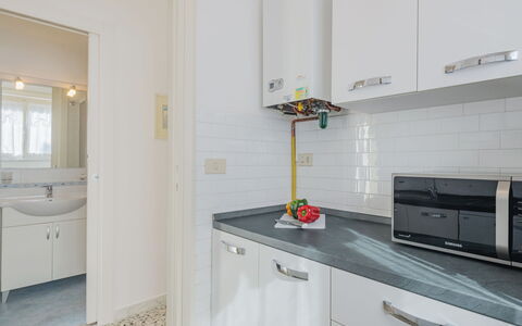 Manuela: Cabinetry, Meubilair, Countertop, Eigendom, Gebouw, Badkamerkast, Kraan, Lade, Spiegel, Interieur Ontwerp