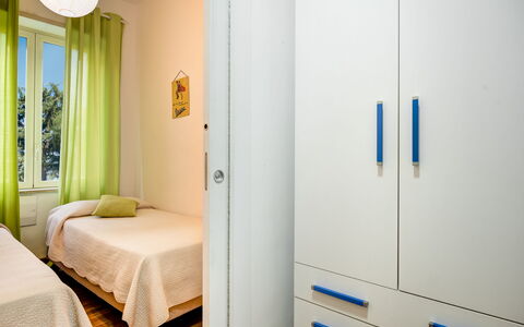 Loving Times Apartment: Venster, Cabinetry, Hout, Comfort, Gebouw, Flooring, Gordijn, Bed Frame, Verdieping