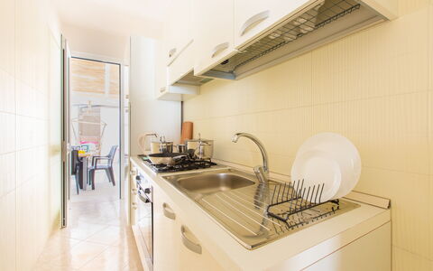Case Pantanagianni: Kraan, Countertop, Cabinetry, Gootsteen, Wastafel, Loodgieterswerkinrichting, Gebouw, Fornuis, Huis, Keuken
