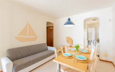 Casa Acquamarina: Tafel, Meubilair, Eigendom, Bankstel, Comfort, Azure, Hout, Oranje, Interieur Ontwerp, Woonkamer