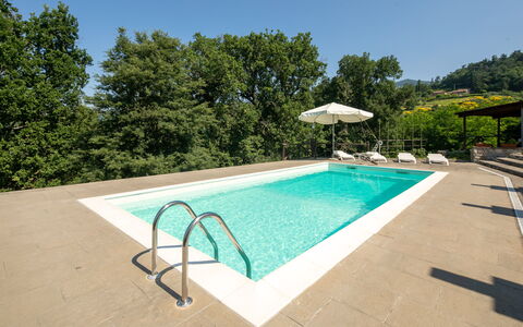 Grezzano Villa: Lucht, Water, Zwembad, Boom, Fabriek, Schaduw, Buitenmeubels, Rechthoek, Gebouw, Paraplu