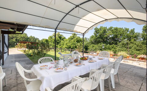 Grezzano Villa: Tafel, Meubilair, Fabriek, Eigendom, Stoel, Tableware, Natuur, Boom, Interieur Ontwerp, Buitenmeubels