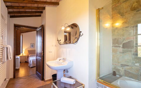 Grezzano Villa: Spiegel, Wastafel, Eigendom, Kraan, Loodgieterswerkinrichting, Badkamer, Verlichting, Interieur Ontwerp, Hout, Wastafel In De Badkamer