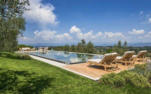 Villa Di Corazzano: Wolk, Lucht, Water, Dag, Fabriek, Natuurlijk Landschap, Buitenmeubels, Schaduw, Land Lot, Boom