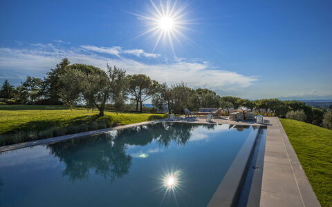 Villa Di Corazzano: Water, Wolk, Lucht, Watervoorraden, Dag, Fabriek, Eigendom, Licht, Natuur, Zwembad
