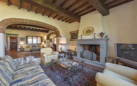 Villa Di Corazzano: Eigendom, Meubilair, Bankstel, Fotolijst, Interieur Ontwerp, Hout, Verdieping, Flooring, Gebouw, Woonkamer