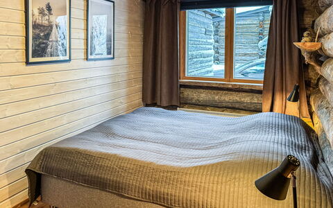Rukalehto: Hout, Plafond, Slaapkamer, Beits, Hardwood, Blokhut, Bed, Bed Frame, Laken, Bedding