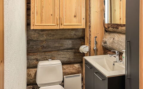 Rukalehto: Loodgieterswerkinrichting, Hout, Wc Bril, Flooring, Wastafel, Wastafel In De Badkamer, Toilet, Badkamer, Interieur Ontwerp, Verdieping