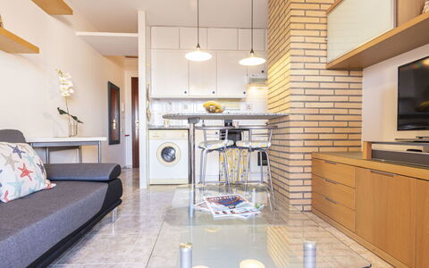 Torrepuerto: Meubilair, Cabinetry, Tafel, Bankstel, Countertop, Verlichting, Hout, Interieur Ontwerp, Gebouw, Flooring
