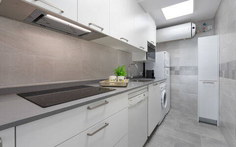 Reus Mediterraneo: Cabinetry, Countertop, Gebouw, Eigendom, Meubilair, Fornuis, Toestel Van De Keuken, Interieur Ontwerp, Keuken, Kraan