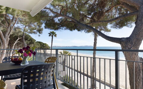 Reus Mediterraneo: Water, Lucht, Eigendom, Fabriek, Tafel, Gebouw, Boom, Veranda, Schaduw, Hek