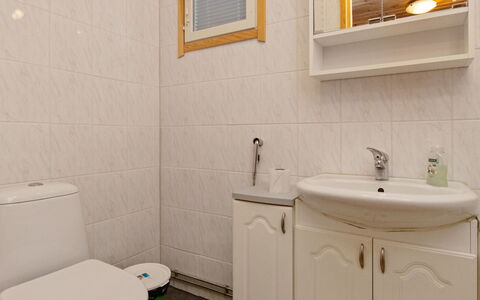 Siika: Wastafel In De Badkamer, Loodgieterswerkinrichting, Wastafel, Badkamer, Toilet, Wc Bril, Badkamerkast, Flooring, Interieur Ontwerp, Kraan