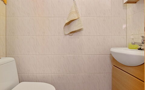 Siika: Badkamer, Flooring, Loodgieterswerkinrichting, Verdieping, Interieur Ontwerp, Toilet, Wc Bril, Kraan, Loodgieter, Wastafel