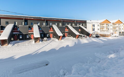 Skivillas 61 Ukkohalla (B8): Meubilair, Stoel, Buitenmeubels, Tafel, Hout, Buitentafel, Keuken En Eettafel, Schaduw, Tuin, Paraplu