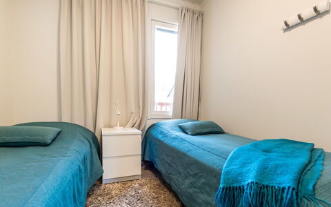 Skivillas 61 Ukkohalla (B8): Meubilair, Stoel, Buitenmeubels, Tafel, Hout, Buitentafel, Keuken En Eettafel, Schaduw, Tuin, Paraplu