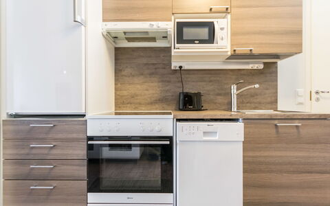 Skivillas 61 Ukkohalla (B8): Meubilair, Stoel, Buitenmeubels, Tafel, Hout, Buitentafel, Keuken En Eettafel, Schaduw, Tuin, Paraplu