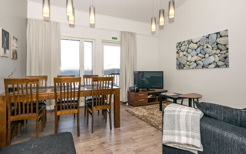 Skivillas 61 Ukkohalla (B8): Meubilair, Stoel, Buitenmeubels, Tafel, Hout, Buitentafel, Keuken En Eettafel, Schaduw, Tuin, Paraplu