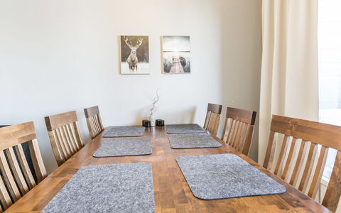 Skivillas 61 Ukkohalla (B8): Meubilair, Stoel, Buitenmeubels, Tafel, Hout, Buitentafel, Keuken En Eettafel, Schaduw, Tuin, Paraplu