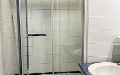 Broussais: Badkamer, Loodgieterswerkinrichting, Flooring, Verdieping, Loodgieter, Deur Van De Douche, Douche, Samengesteld Materiaal, Tegel