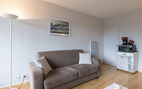La Pecherie: Bankstel, Eigendom, Meubilair, Fotolijst, Comfort, Hout, Woonkamer, Verlichting, Interieur Ontwerp, Slaapbank