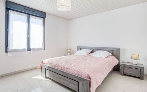 Peyroutic: Gebouw, Meubilair, Eigendom, Venster, Comfort, Hout, Textiel, Interieur Ontwerp, Bed Frame