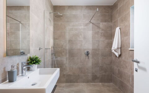 Old Olive Vii: Loodgieterswerkinrichting, Eigendom, Kraan, Fabriek, Badkamer, Wastafel, Interieur Ontwerp, Kamerplant, Flooring