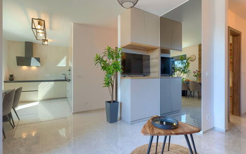 Wing 77: Meubilair, Tafel, Hout, Kamerplant, Cabinetry, Architectuur, Hal, Flooring, Interieur Ontwerp, Woonkamer
