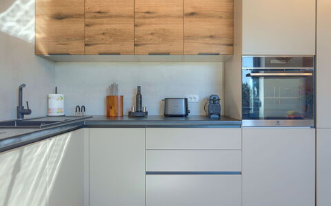 Wing 77: Kraan, Cabinetry, Countertop, Gebouw, Wastafel, Gootsteen, Keuken, Stellingen, Hout, Toestel Van De Keuken