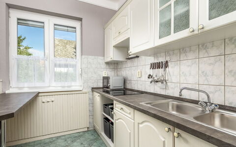 Silver Pinea: Countertop, Cabinetry, Gootsteen, Wastafel, Eigendom, Gebouw, Venster, Kraan, Keuken, Fornuis