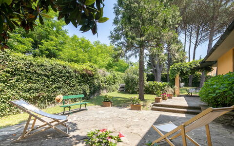 Villa Del Mugello: Fabriek, Eigendom, Meubilair, Lucht, Openluchtbank, Schaduw, Gebouw, Plantkunde, Boom, Buitenmeubels